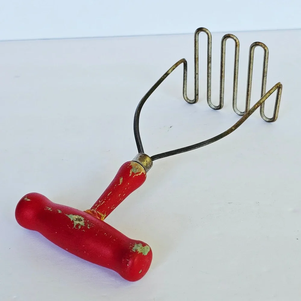 Vintage Red Wood T-Handle Potato Masher Primitive Wavy Wire Kitchen Tool 8.5